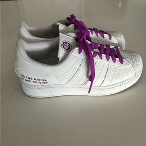 adidas Superstar Ladies Sneakers, like new.